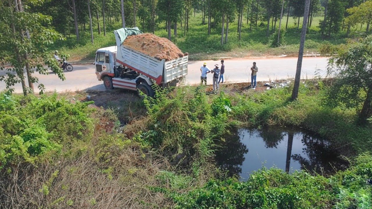 Great showing landfill cleaning forest sue soil Komatsu d21 with Nissan 5t truck 