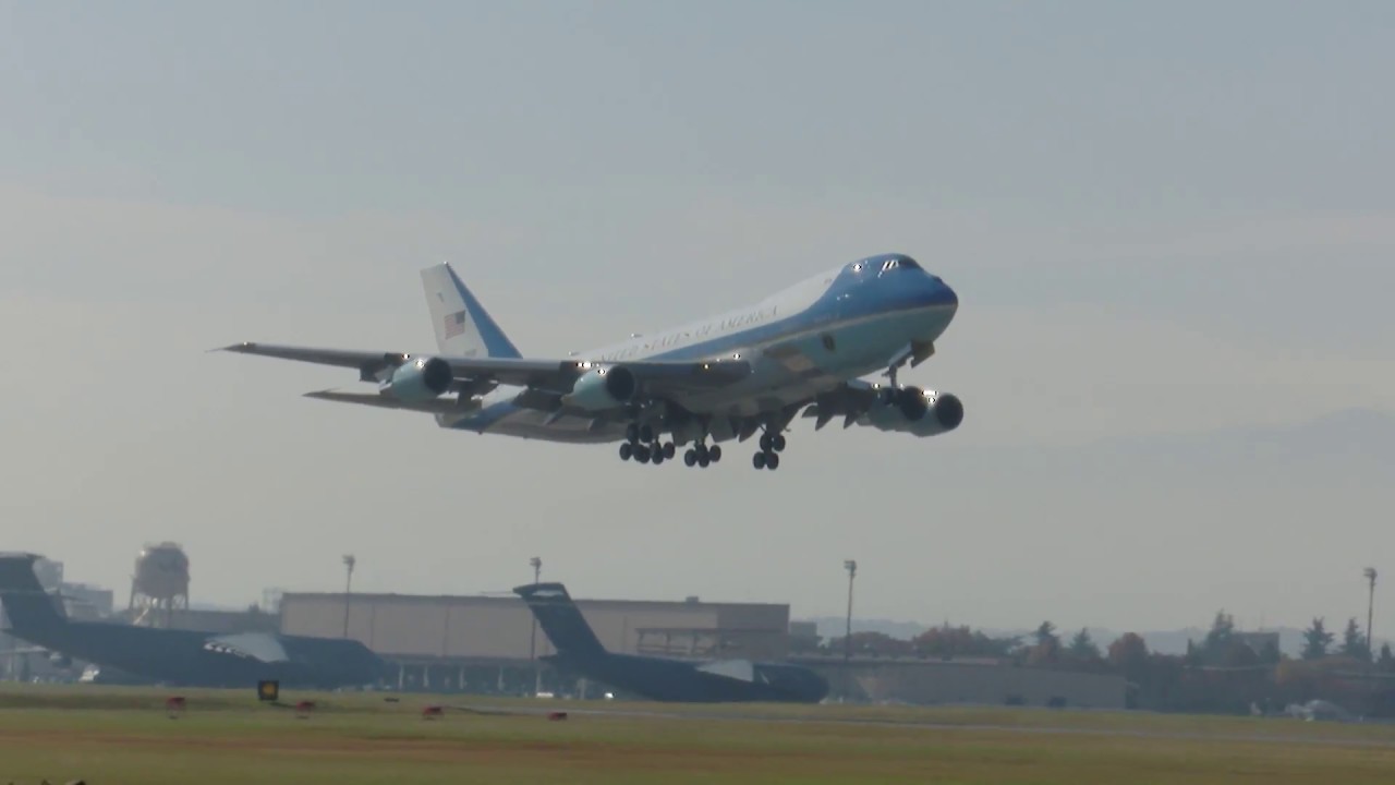 トランプ大統領がエアフォースワンで横田基地から離陸 20171107 yokota