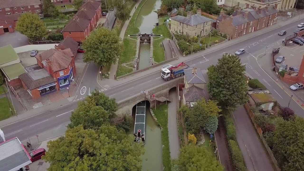 MEGA CANAL FLIGHTS  Pt1  Caen Hill to Honeystreet