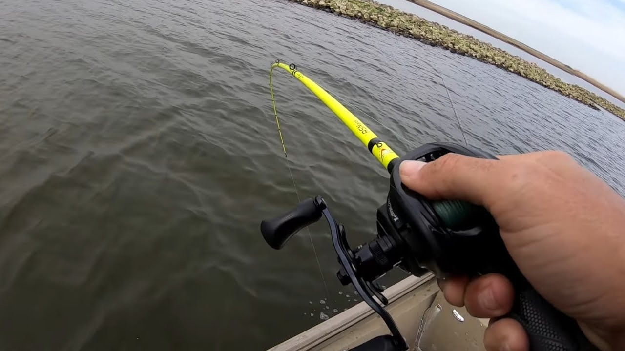 How To Use Spinnerbaits To Catch Fall Redfish [Strike King Redfish Magic] 