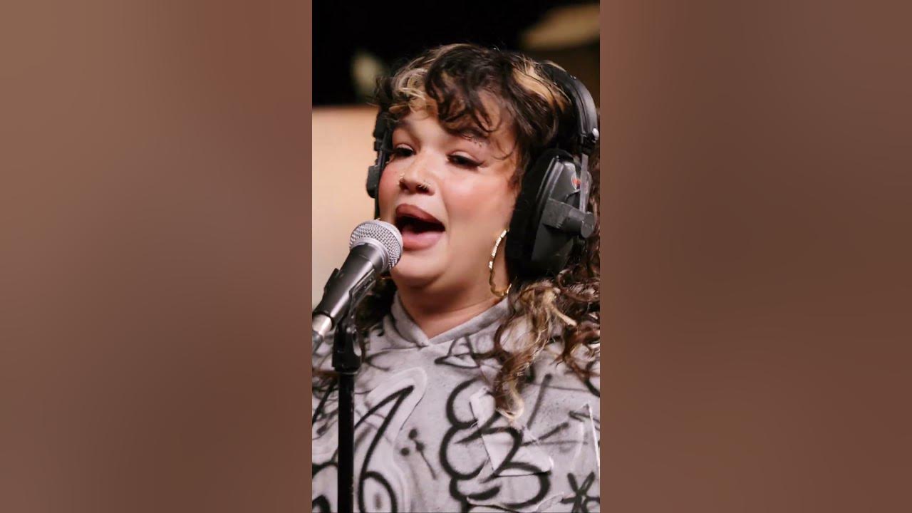 @LolaYounggg performs #messy for like a version