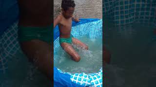 Victor Na Piscina De Pobre
