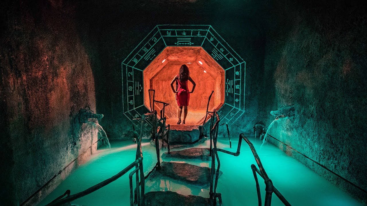 Creepiest Arcade in JAPAN!!! - Kawasaki Warehouse - Kowloon Walled City Arcade