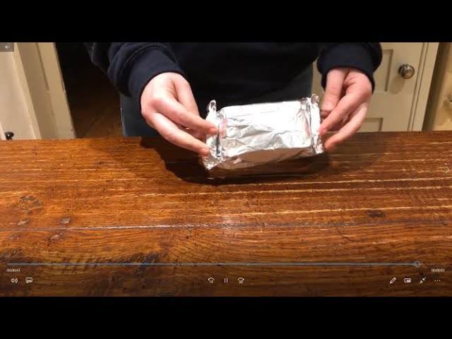 The Easiest Way to Unravel a Roll of Aluminum Foil with a Ragged
