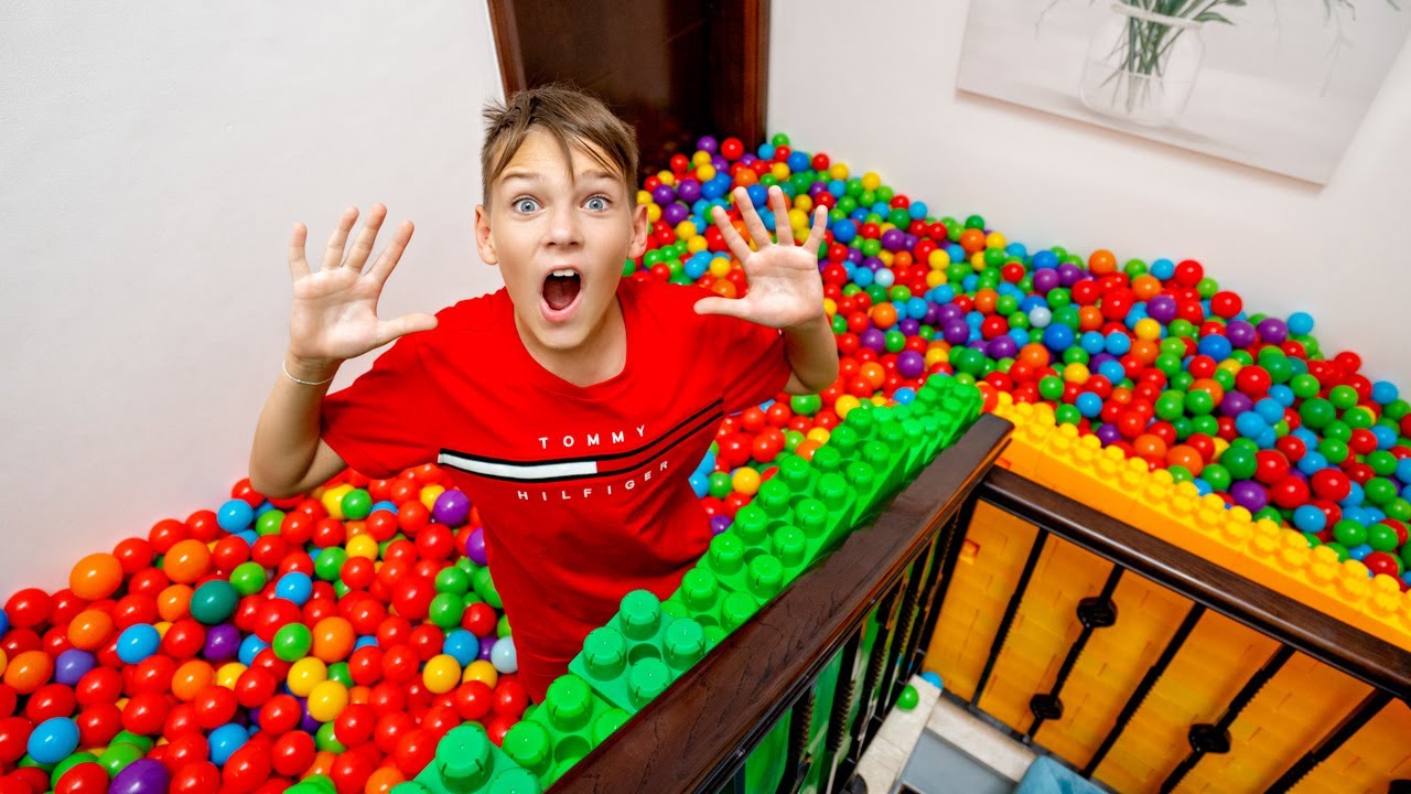 تحديات الكرات البلاستيكية الملونة