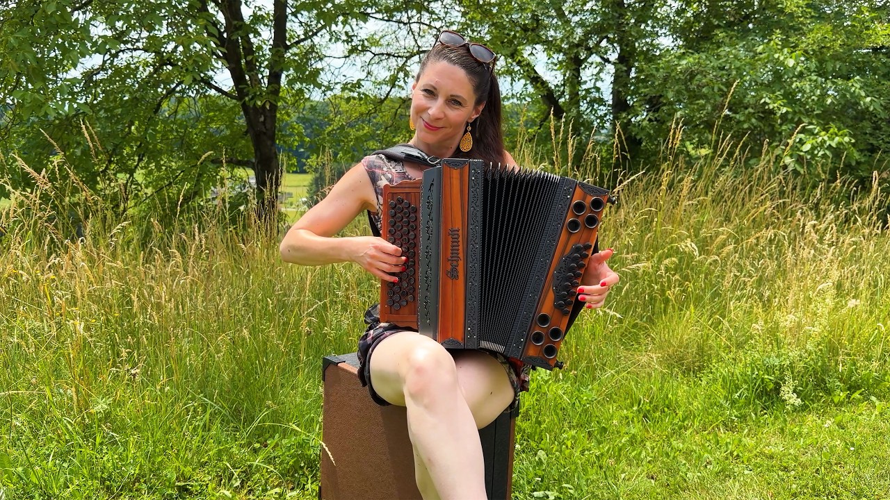 Claudia Hinker spielt „Allweil lustig, frisch und munter“ auf ihrer Steirischen Harmonika