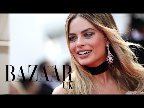 Video: Imagen Del Día: Margot Robbie En Versace