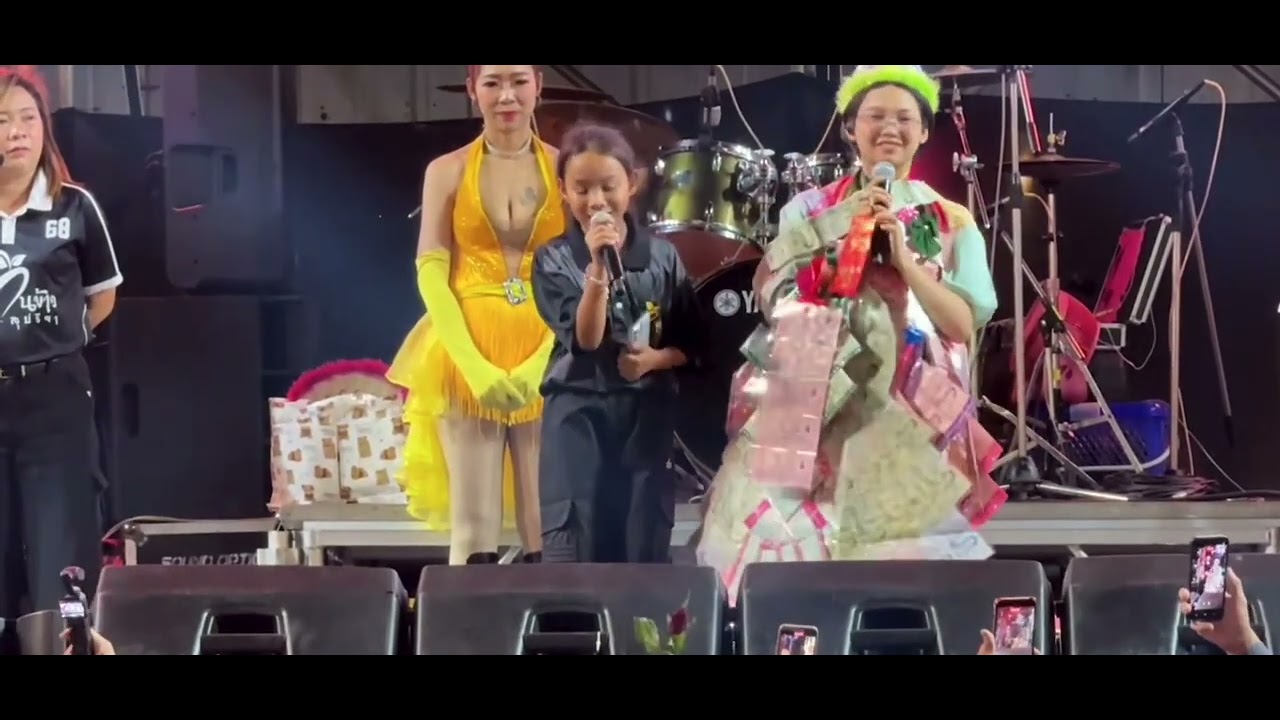 ชวนน้องน้ำหอมขึ้นมาร้องเพลง แบ่งปันน้อง มีน้ำใจ ธิดาลูกทุ่ง ต้นข้าว สุปรียา