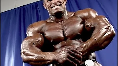 Super-Heavyweigh...  Bodybuilder Mat Duval Flexes ...