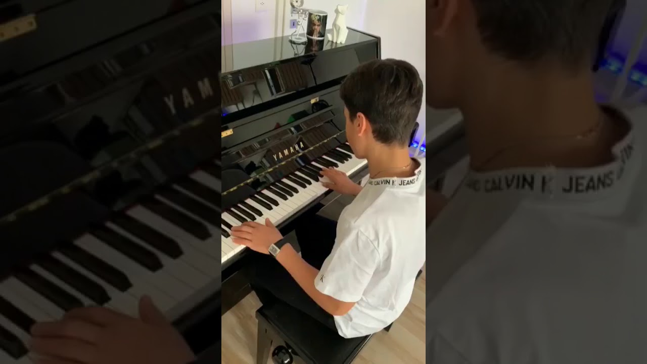 Nathan des kids united joue au piano et chante - YouTube