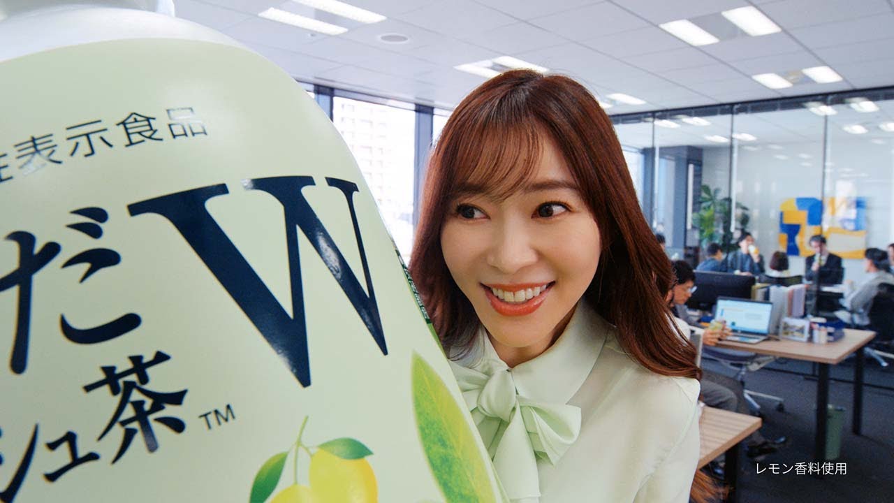 指原莉乃、巨大ボトルを持ってオフィスに差し入れ！　「からだリフレッシュ茶W」新CM