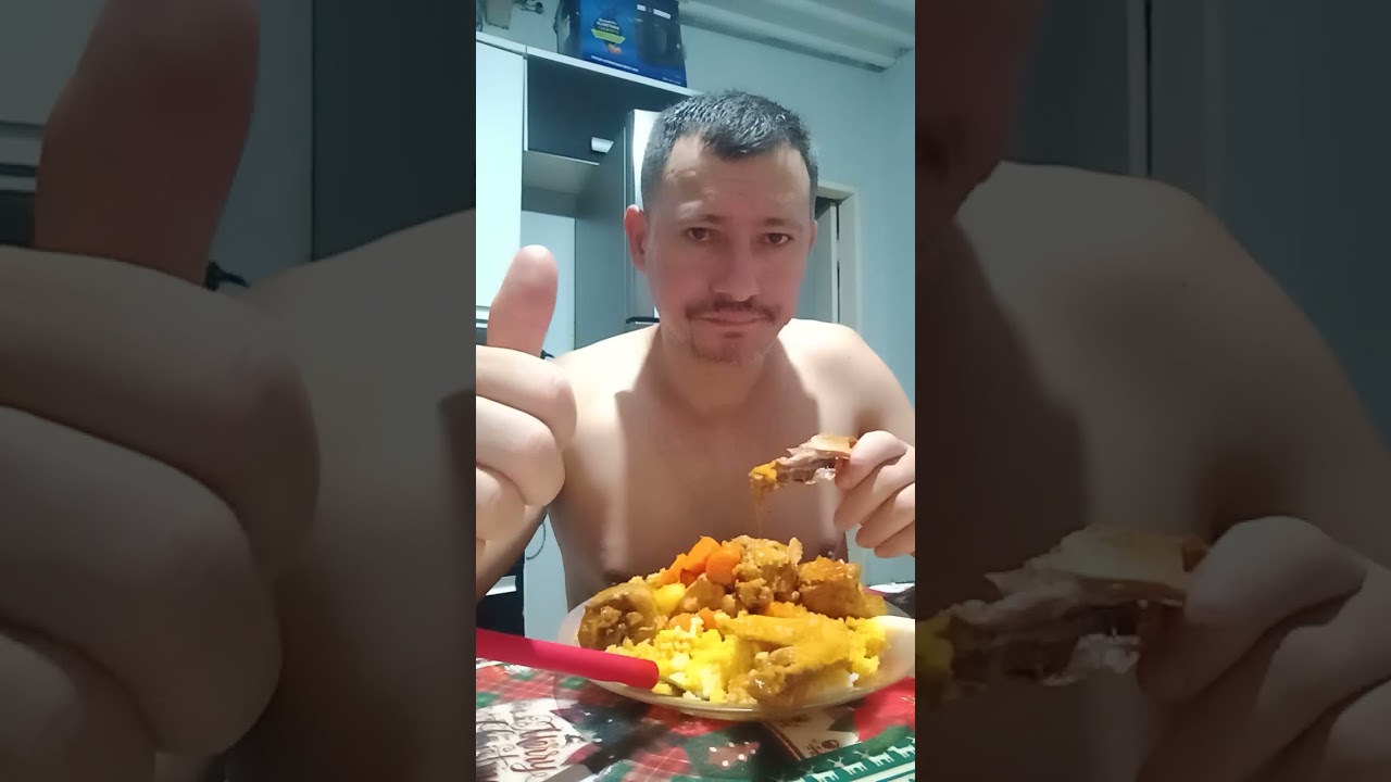comendo na janta,uma galinha pé seco com cuscuz.🍲🍲🍛😋👍
