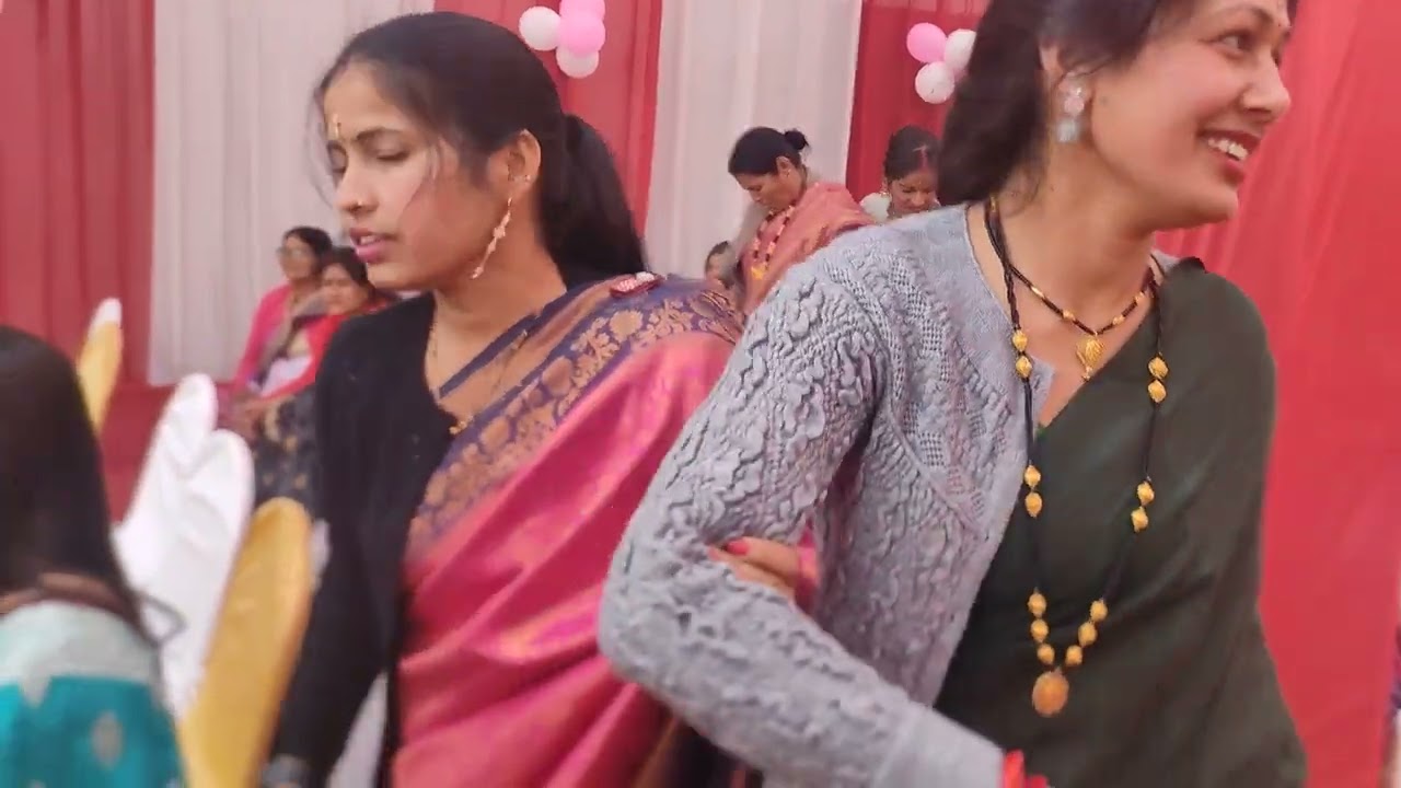 phle koi nhi ja rhe the jb bhabhi gye to sb chale gye nachne ko😂😂😂
