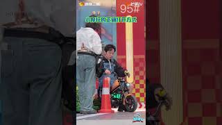 太可爱啦 彩排中 骑小摩托出场一时没抓到技巧小摔了一下