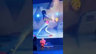 在科切拉音樂節上用電腦放自己的MV,除了賈斯 汀比伯還有誰? #justinbieber #baby #科切拉音 樂節