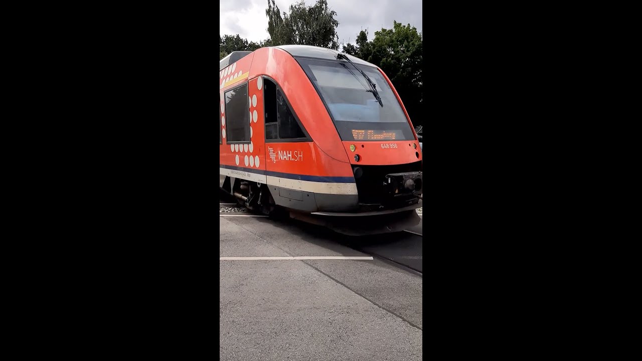 🚆 Triebwagen Lint DB 648 956-0 fährt am Bü Gettorf/Bergstraße als RE 72 in Richtung Flensburg