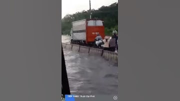 Sài Gòn-  cơn mưa khủng khiếp ngày 05.06 trên Quốc lộ 1A đến vòng xoay An Lạc 15h30  .