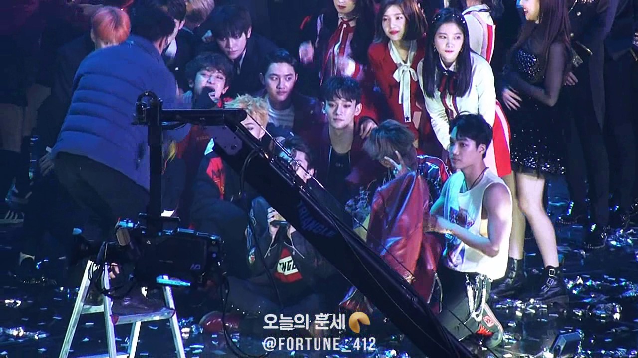 170119 EXO PHOTO TIME @ Seoul Music Awards, 4년 연속 대상 수상 후 단체사진 찍는 엑소~ (마지막에 세훈이는 송민호씨와 즐겁게 이야기를!)