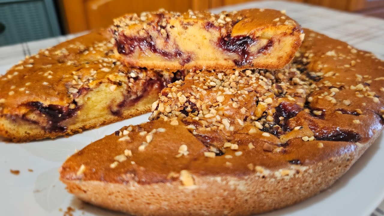 TORTINA MORBIDA CON MARMELLATA DI CILIEGIE nocciole e mandorle in granella 😍 