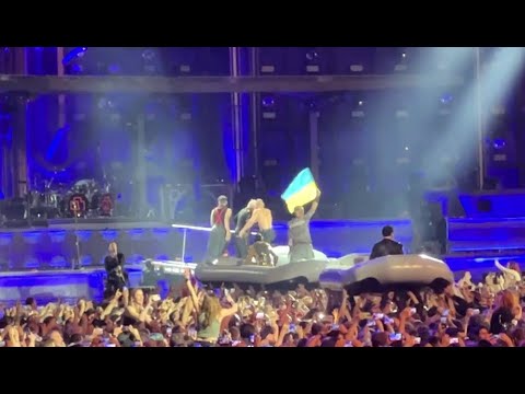 Rammstein zeigt Ukraine Fahne und WILLKOMMEN Schild - live in