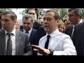 «Денег нет, но вы держитесь».  Дмитрий Медведев отвечает на вопрос крымчанки о пенсиях