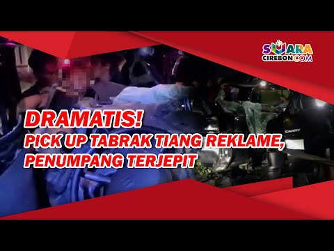 Dramatis! Pick Up Tabrak Tiang Reklame, Penumpang Terjepit