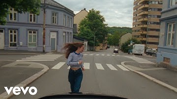 Sigrid - A Driver Saved My Night (up close) [Visualiser]