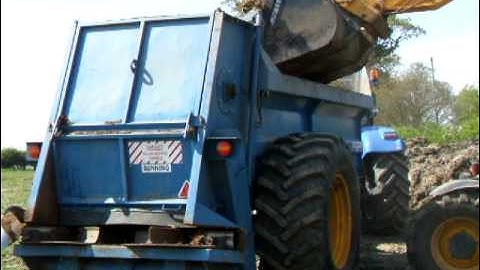 JCB Loadall 531 loading a Bunning Lowlander 120 MK4 with pig manure.
