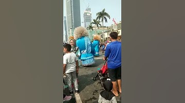 Ondel ondel BETAWI menari di bundaran HI