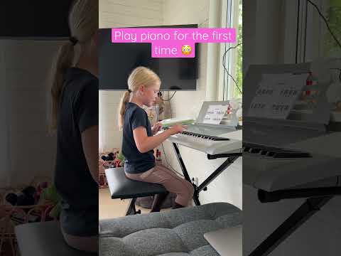 Chloe spelar piano