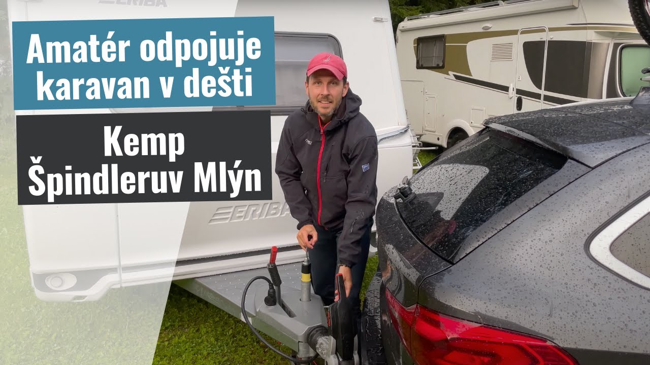 Amatér odpojuje karavan v dešti | Kemp Špindleruv Mlýn
