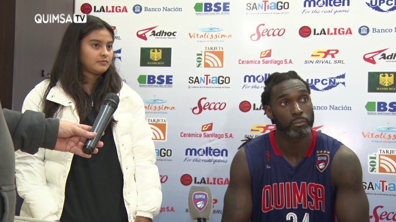 Torin Francis coferencia tras vencer a Instituto en el 3º  juego