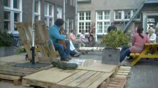 Een Vlaag Klassieke Gitaar Op De Winderige Binnenplaats Llc