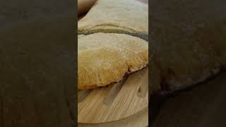 Air fryer cheese and onions bread calzone. Calzone di pane, formaggio e cipolle in friggitrice 