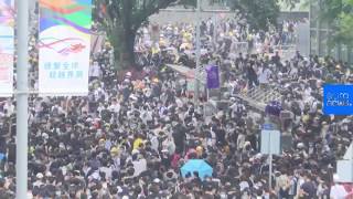 Authorities in hong kong have delayed debate on a controversial
extradition bill after tens of thousands demonstrators surrounded the
city’s legislature. ...