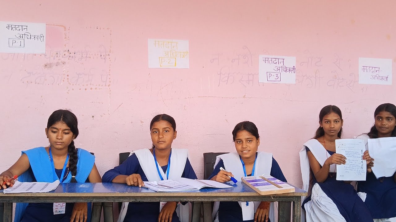 हमारी बेटियों ने पिंक बूथ पर रोल प्ले के माध्यम से वोटिंग के तरीके को दिखाया 