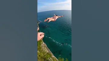 絶対に真似できない奇跡のジャンプ 崖ジャンプ クリフジャンプ 海 暇つぶし 海外動画 