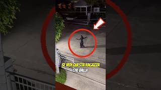 Una Ragazza Che Balla Per Strada Di Notte