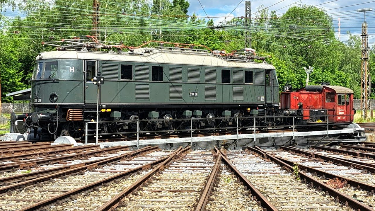 Bahnpark Augsburg: E18 08 auf der Drehscheibe, Lokausstellung, Loks aus verschiedenen Ländern
