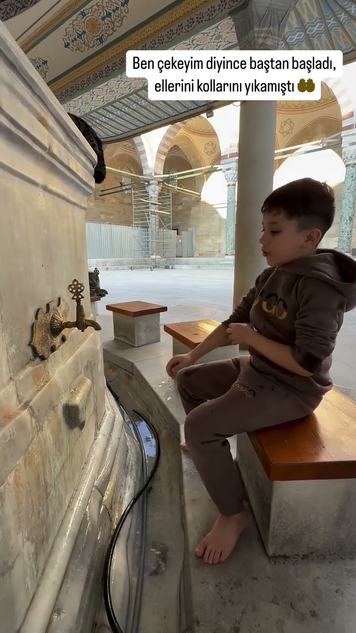 Ben çekeyim diye baştan başladı,ellerini kollarını yıkamıştı ?