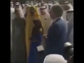 حاكم دبي محمد بن راشد يقبل زوجته أمام العامة ويضرب العادات 
