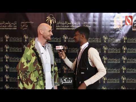 الفنان ديني دينيس خلال مهرجان ليالي مسرح الصحراء بأدرار
