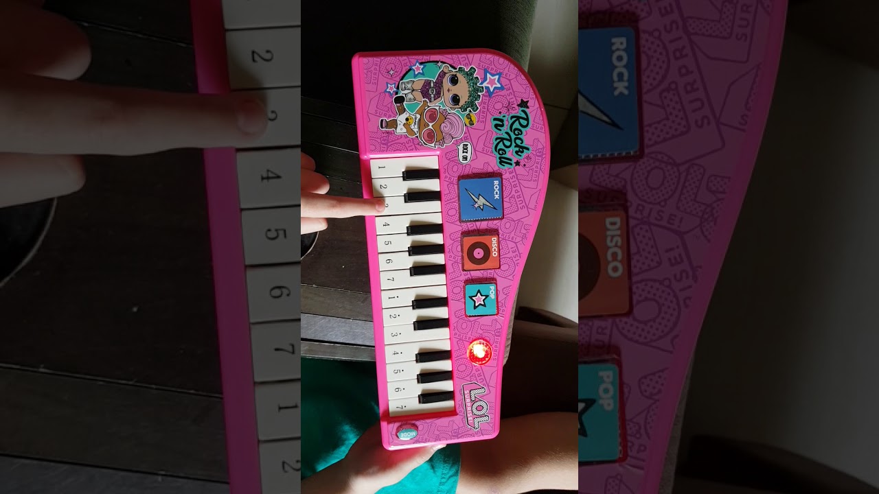 Como tocar Brilha Brilha Estrelinha no piano de brinquedo 