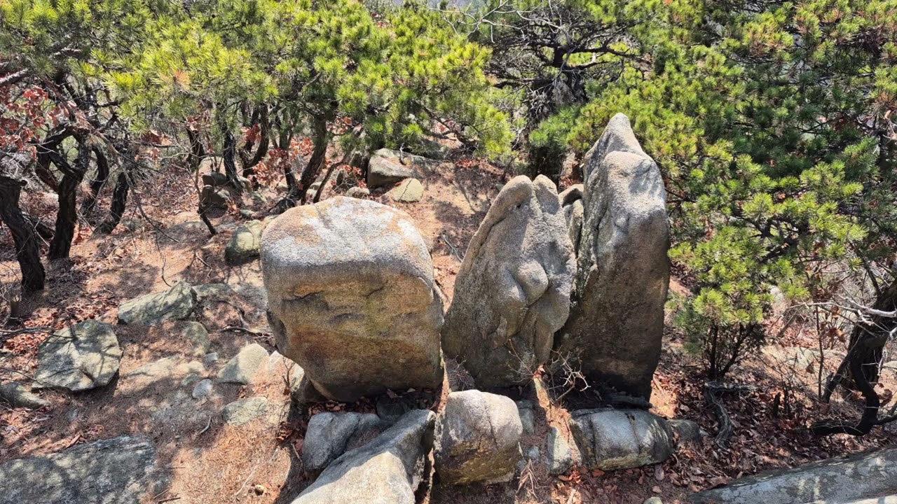 팔봉능선과 모정의바위