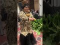 أم العريس ترقص وترمي الذهب والمجوهرات على الحضور في الحفل والزفة أم العريس ترقص وترمي الذهب والمجوهرات على الحضور في الحفل والزفة
