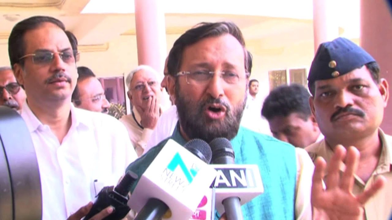 (Hindi) HMoEFCC Prakash Javadekar interacts with media in Mumbai on April 02, 2016