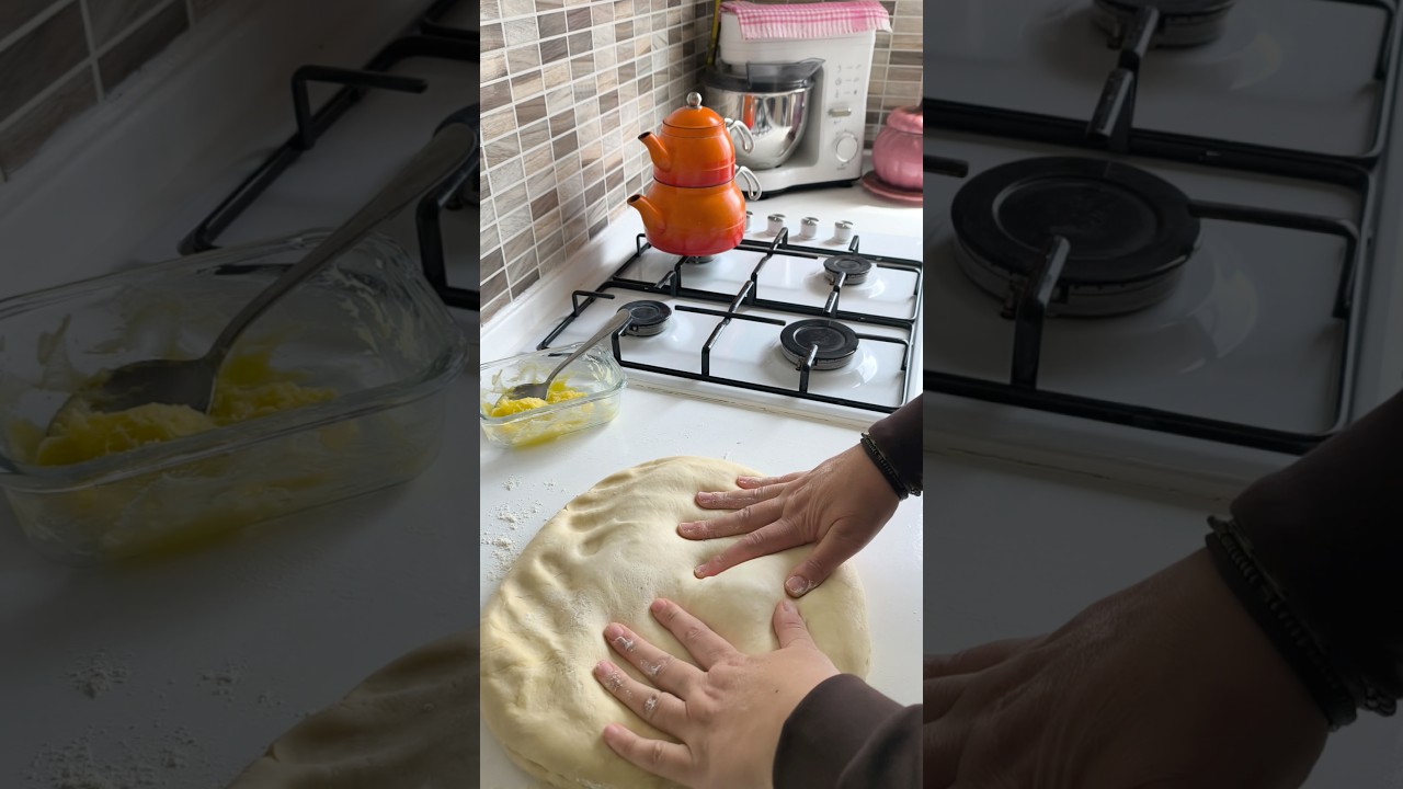 KAT KAT AYRILAN KATMER POĞAÇA! 🥐 #yemektarifleri #tarif #pasmanika #pratiktarifler #katmerpoğaça KAT KAT AYRILAN KATMER POĞAÇA! 🥐 #yemektarifleri #tarif #pasmanika #pratiktarifler #katmerpoğaça