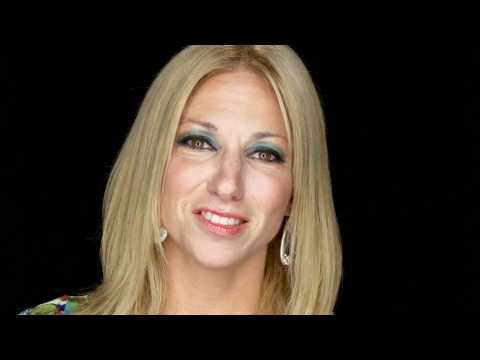 Debbie Gibson Gives Advice to Selena Gomez (at iHe...