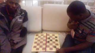 Африканцы играют в шашки. Africans play draughts.