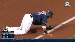 MIN@CLE: Santana dives to snare a line drive at first